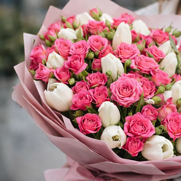 Весенний мотив - букет из белых тюльпанов